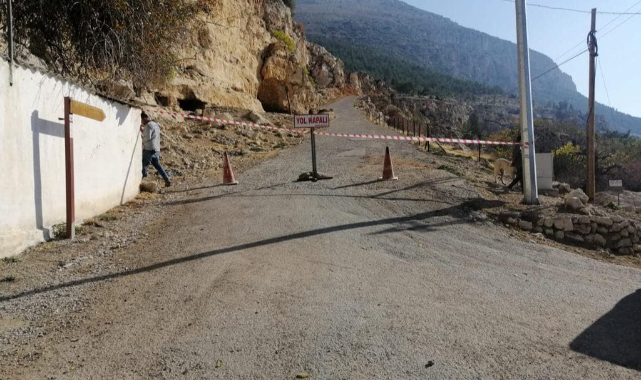 Ermenek'te yola kaya düştü. Yol trafiğe kapatıldı