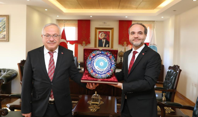 Rektör Namık Ak, Rektör Hasan Uslu'yu tebrik etti