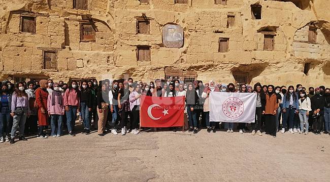 Üniversite Öğrencileri Karaman'ın Tarihi Ve Kültürel Güzelliklerini Keşfetti