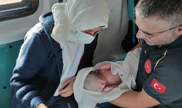 Aceleci Bebek Dünyaya Gelmek İçin Hastaneye Gitmeyi Bekleyemedi