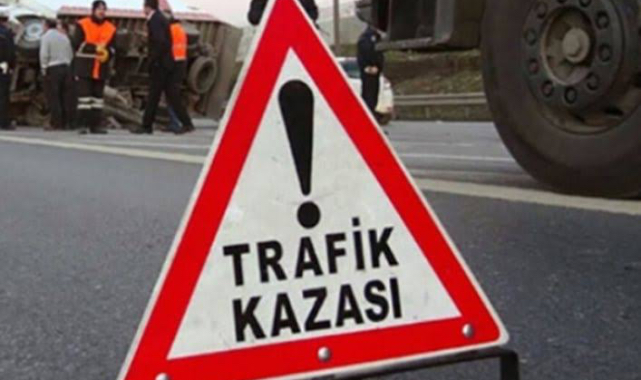 İki araç kafa kafaya çarpıştı. 4 yaralı