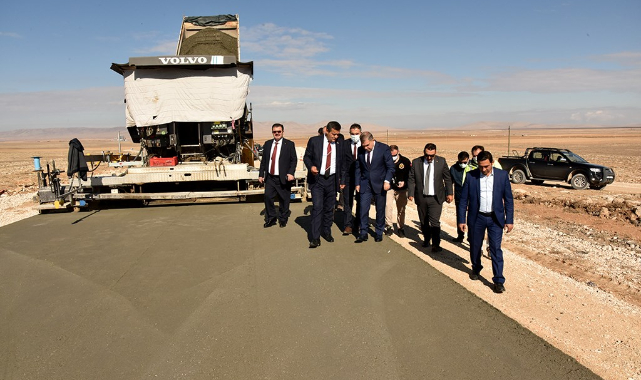 Karaman'da ilk kez uygulanan beton yol çalışmasını incelediler