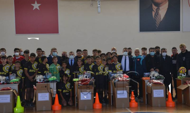 Karaman'da Spor Kulüplerine Malzeme Yardımı Yapıldı