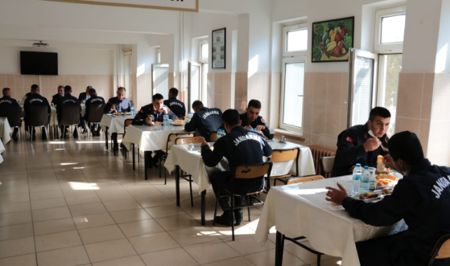 Vali Işık Öğle Yemeğini Askerlerle Birlikte Yedi