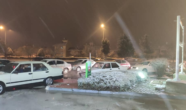 Araç sahipleri akaryakıt istasyonlarına akın etti
