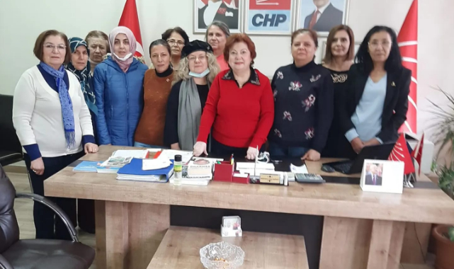 CHP Kadın Kolları yılın son toplantısını yaptı. Yeni üyelerine rozet taktı