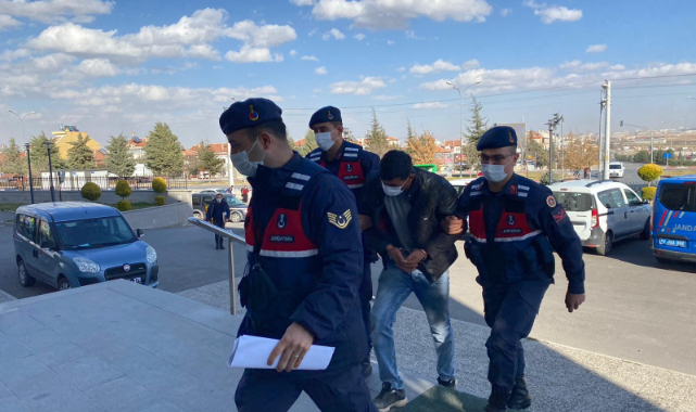 Hurda araç parçalarını çalıp, hurdacıya, Hurdacı da gidip başkasına sattı