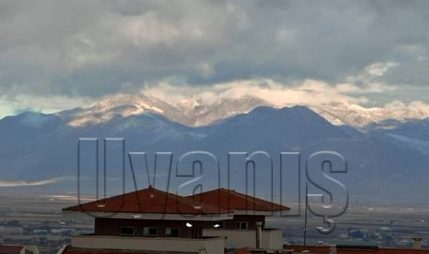 Karadağ'a Yılın İlk Karı Yağdı