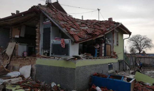 Karaman'da bomba gibi patlayan mutfak tüpü evi harabeye çevirdi