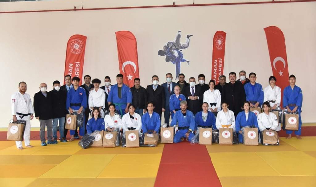 Sporculara Malzeme Desteği Sürüyor