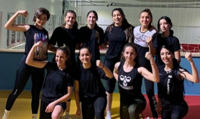 Voleybolcu kızlar ilk yarıyı tamamladı. İkinci yarı çalışmalarına başladılar