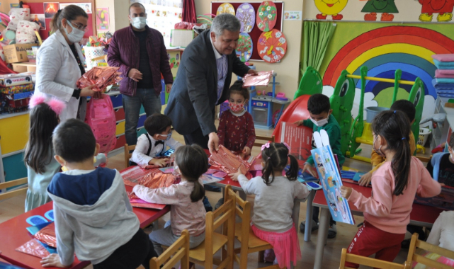 Başkan Zorlu’dan minik ellere anlamlı karne hediyesi; Yapboz ve Çam Fidanı