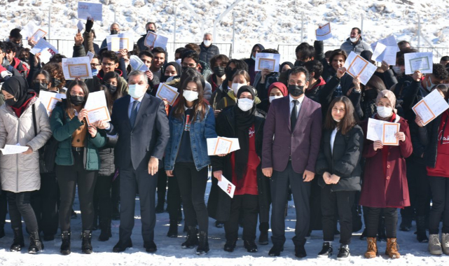 Gençlerin Karneleri Vali Mehmet Alpaslan Işık'tan