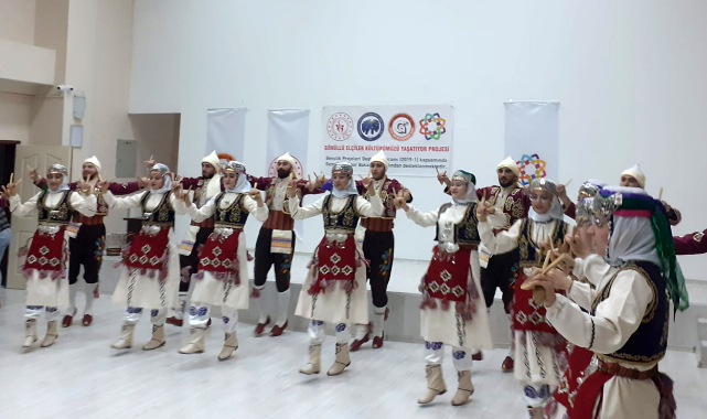 Halk Oyunları Topluluğu'ndan Minik Öğrencilere Gösteri