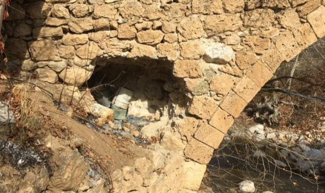 Tarihi Akçaalan Köprüsü Definecilerin Yağması ve Bakımsızlıktan Yıkılmak üzere
