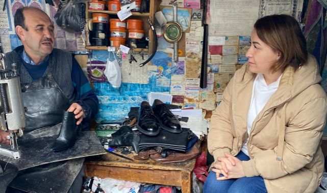 Ayakkabı Tamircisi Ramazan Usta'nın 4 metrekarelik ekmek teknesi işleri yetiştiremiyor