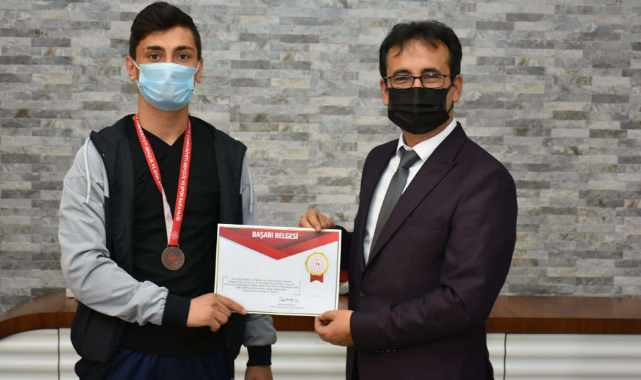 Başarılı Güreşçiden İl Müdürü Çalışkan'a Ziyaret