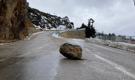 Ermenek’te Hastane Yoluna Kaya Düştü