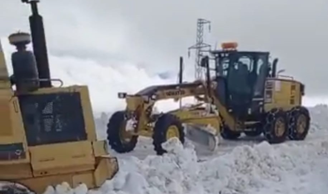 Ermenek'te kapanan yolları açma çalışmaları devam ediyor
