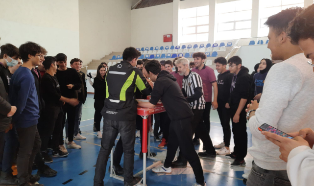 İrfan Ataseven Anadolu Lisesinde Bilek Güreşi Heyecanı