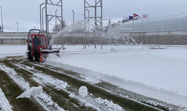 Kemal Kaynaş Stadyumu'nda kar temizleme çalışmaları sürüyor
