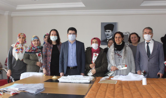 Ayrancı Kaymakamı Eroğlu'dan Kadın Personele Karanfil