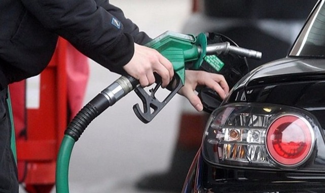 Benzin ve motorine bu gece de zam geliyor