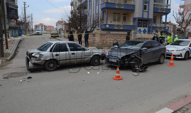 Karaman'da Polisin Dur İhtarına Uymayan Sürücü Başka Araca Çarpıp Kaçtı