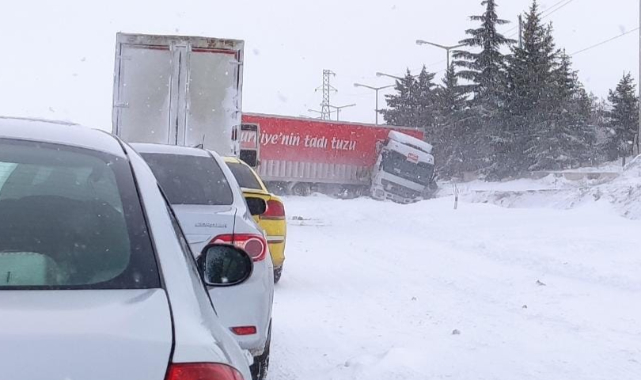 Kayganlaşan Yolda Makaslayan Tır Karaman-Konya yolunu trafiğe kapattı