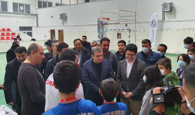 Sporculara Malzeme Yardımı Yapıldı