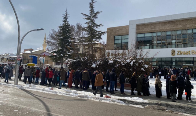 TOKİ'nin 199 Konutu İçin Başvurular Başladı, Uzun Kuyruklar Oluştu