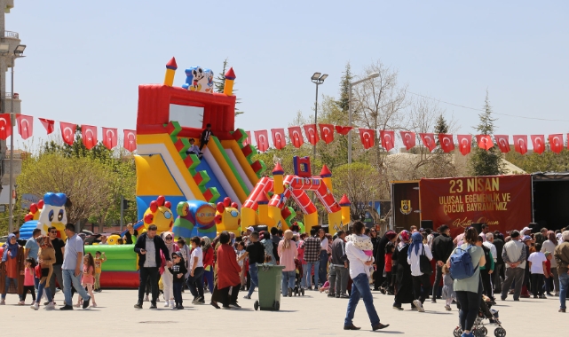 Çocuklar Karaman Belediyesi&#039;nin 23 Nisan Şenliğinde Buluştu