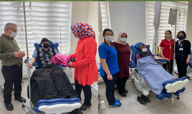 Hemşireler Kendi Ördükleri Battaniyeyi Kanseri Yenen Hastaya Hediye Ettiler