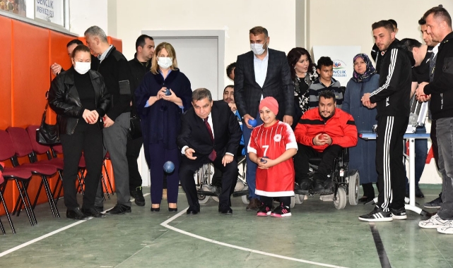 Işık ailesi, engelli sporcularla birlikte "Bocce" oyunu oynadılar