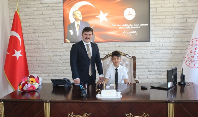 Kaymakam Çıkrık, Koltuğunu Çocuklara Bıraktı