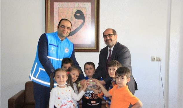 Minikler kumbaralarını Cami inşaatı için açtı