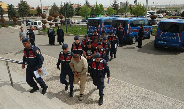 Tren raylarını çalan şüphelilerden ikisi tutuklandı
