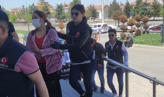Uyuşturucu satıcıları polis engeline takıldı