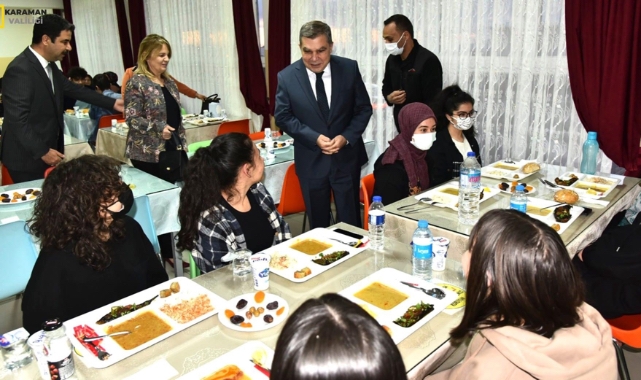 Vali Işık ve eşi Lise Öğrencileriyle İftarda buluştu