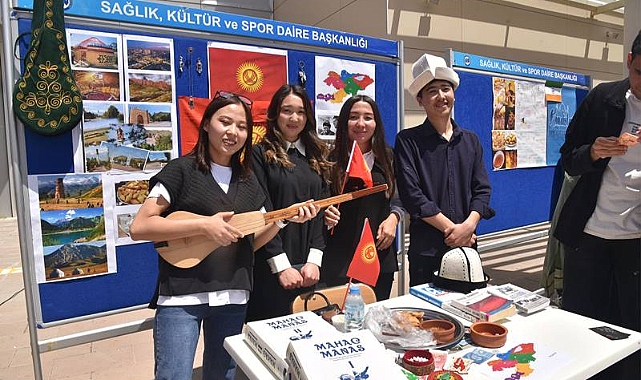 22 Ülkeden Yüzlerce Öğrenci Kültürlerini Tanıttı