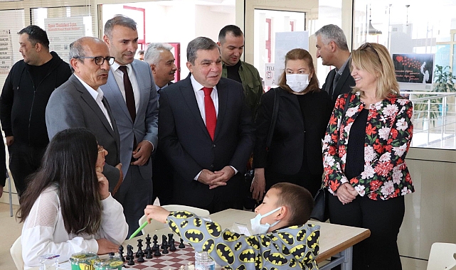 Türkiye’de İlk Defa Yapılan ‘Anneler Günü Hızlı Satranç Turnuvası’ Vali Işık’ın Satranç Saatine Basmasıyla Başladı
