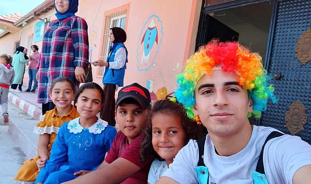 Gönüllü gençler minik yürekleri sevindirdi