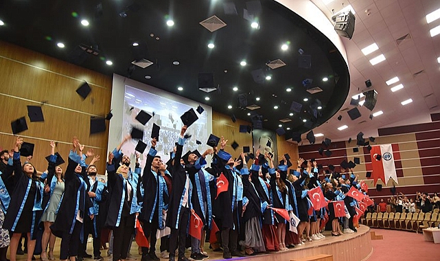 KMÜ Öğrencilerinin Mezuniyet Coşkusu