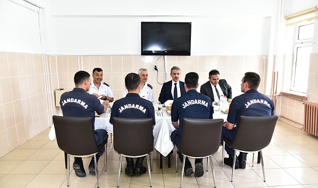 Vali Akkoyun İl Jandarma Komutanlığında Mehmetçik ile öğlen yemeği yedi