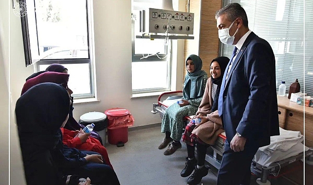 Vali Akkoyun Trafik Kazasında Yaralanan Öğrencileri Hastanede Ziyaret Etti