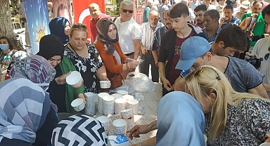 Ak Parti ve MHP Teşkilatları Aşure Dağıttı