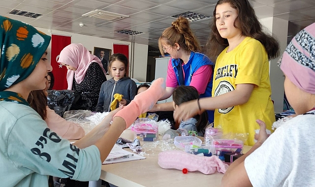 Atık Malzemeler Çocukların Elinde Süs Eşyası Ve Oyuncak Oldu