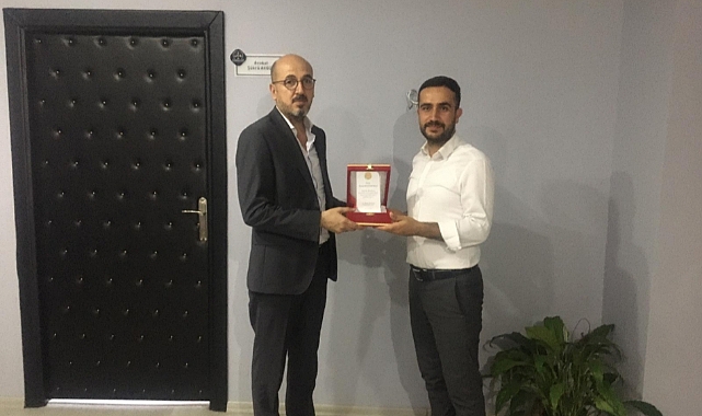 Başkan Yılmaz'dan Voleybol takımına plaket
