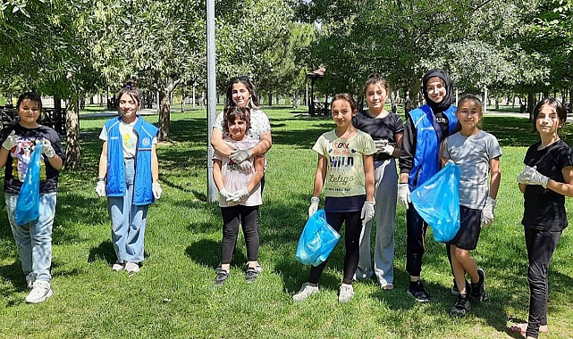 Gençler önce temizlik sonra piknik yaptı