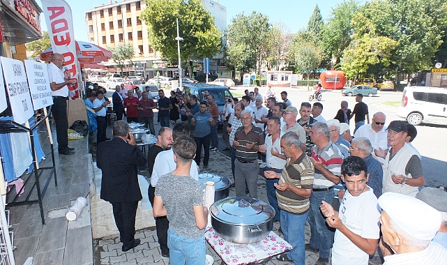 Karaman’da esnaf odalarından vatandaşlara aşure ikramı